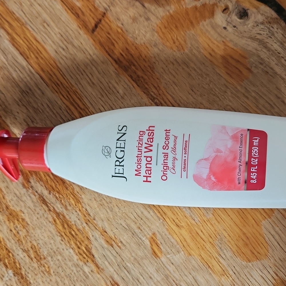 Jergens Moisturizing Hand Wash & Bar Soap Original Cherry Almond Essence‎ - Picture 2 of 10